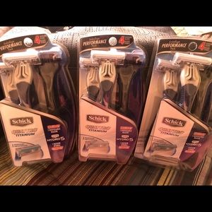 3   Razors  with 4 in a pack.